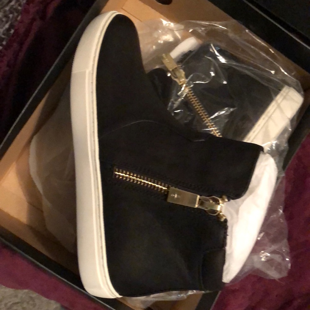 Shoes - Picture 4 of 5